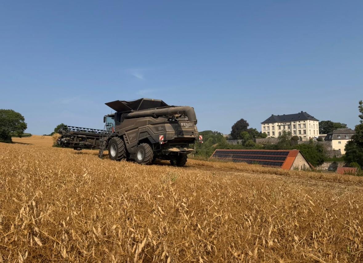 Mähdrescher bei der Ernte unterhalb von Schloss Canstein