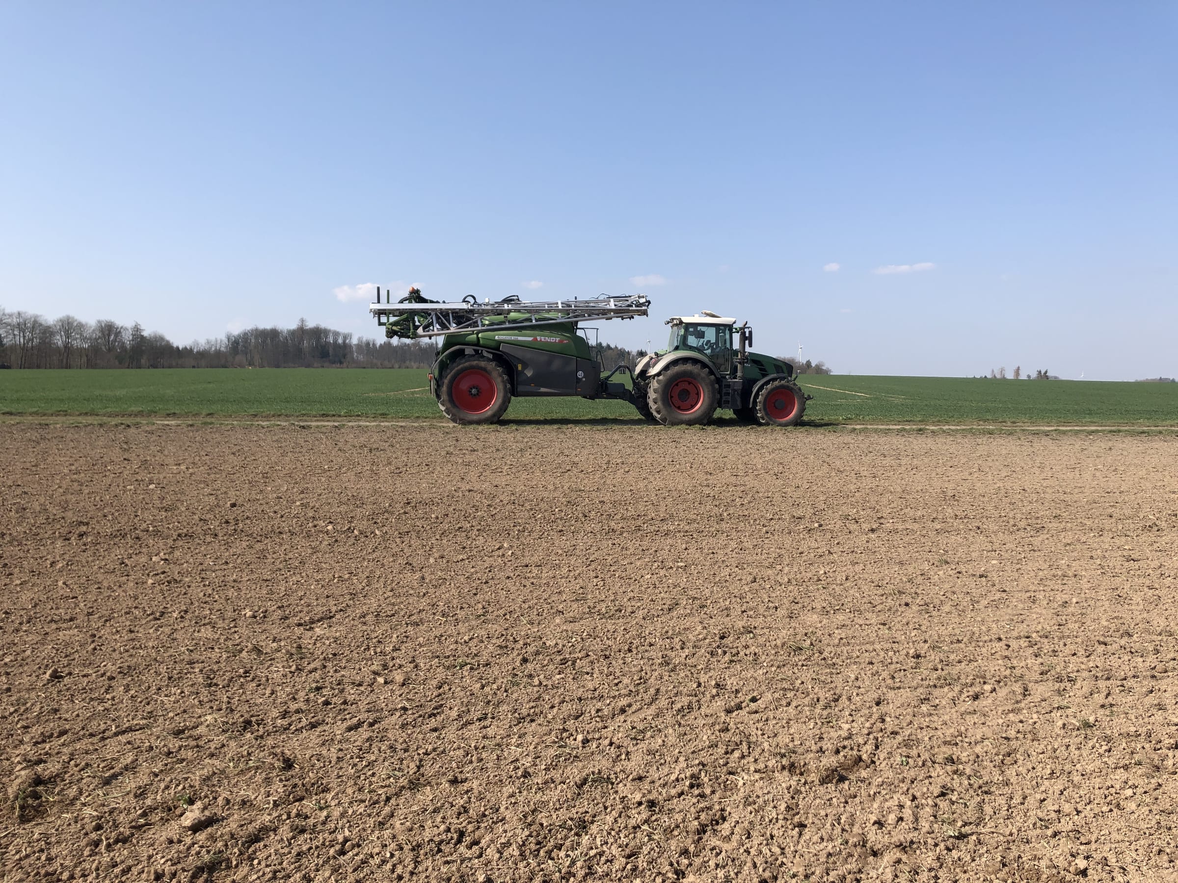 Feldspritze im Frühjahr auf einem grünen Schlag